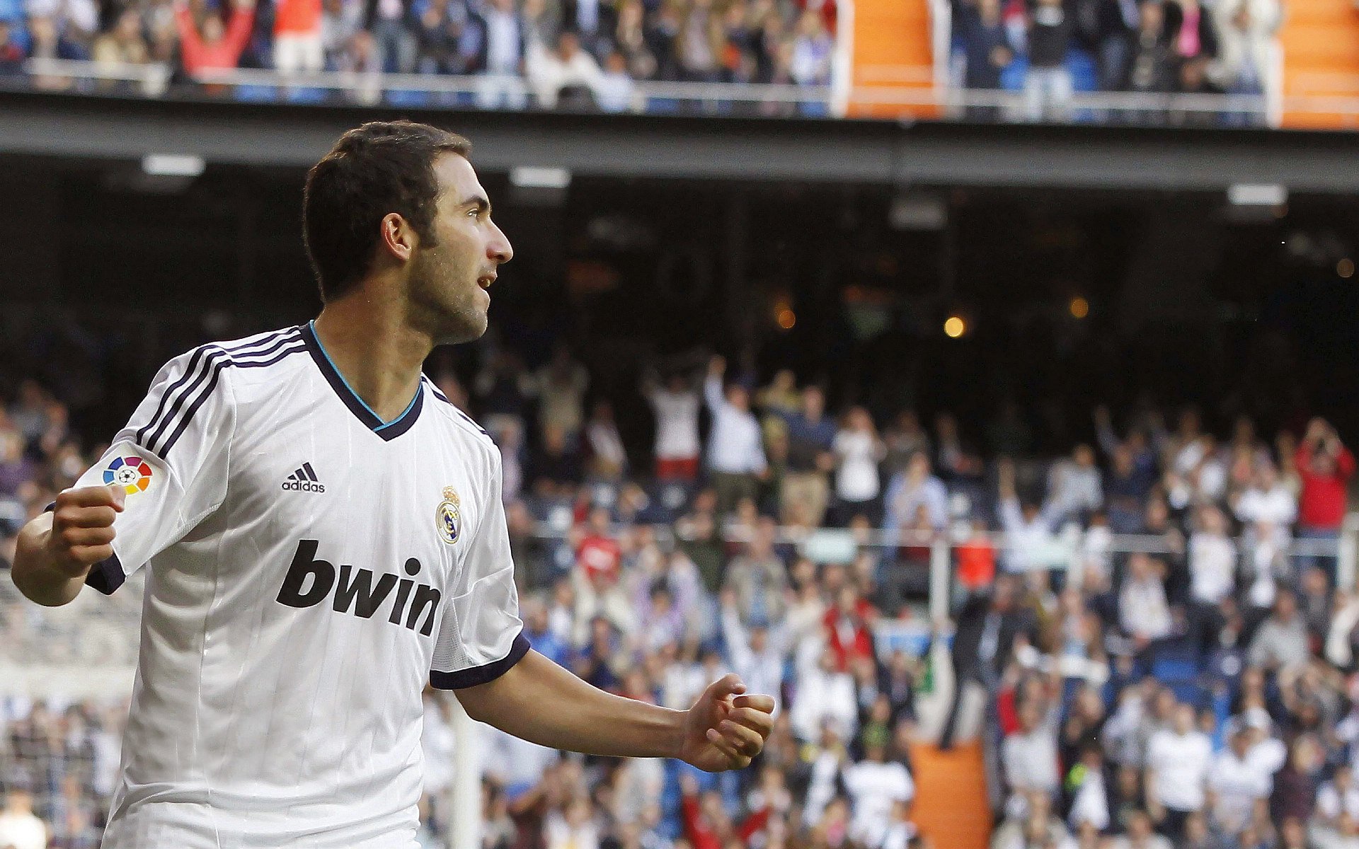 快船组织公益义卖活动筹集儿童基金