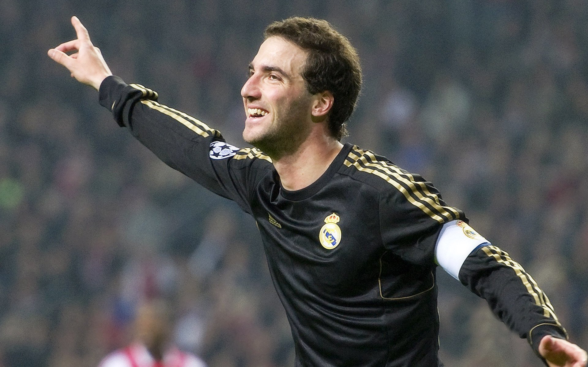 拜仁慕尼黑稳居德甲榜首，争夺多项冠军